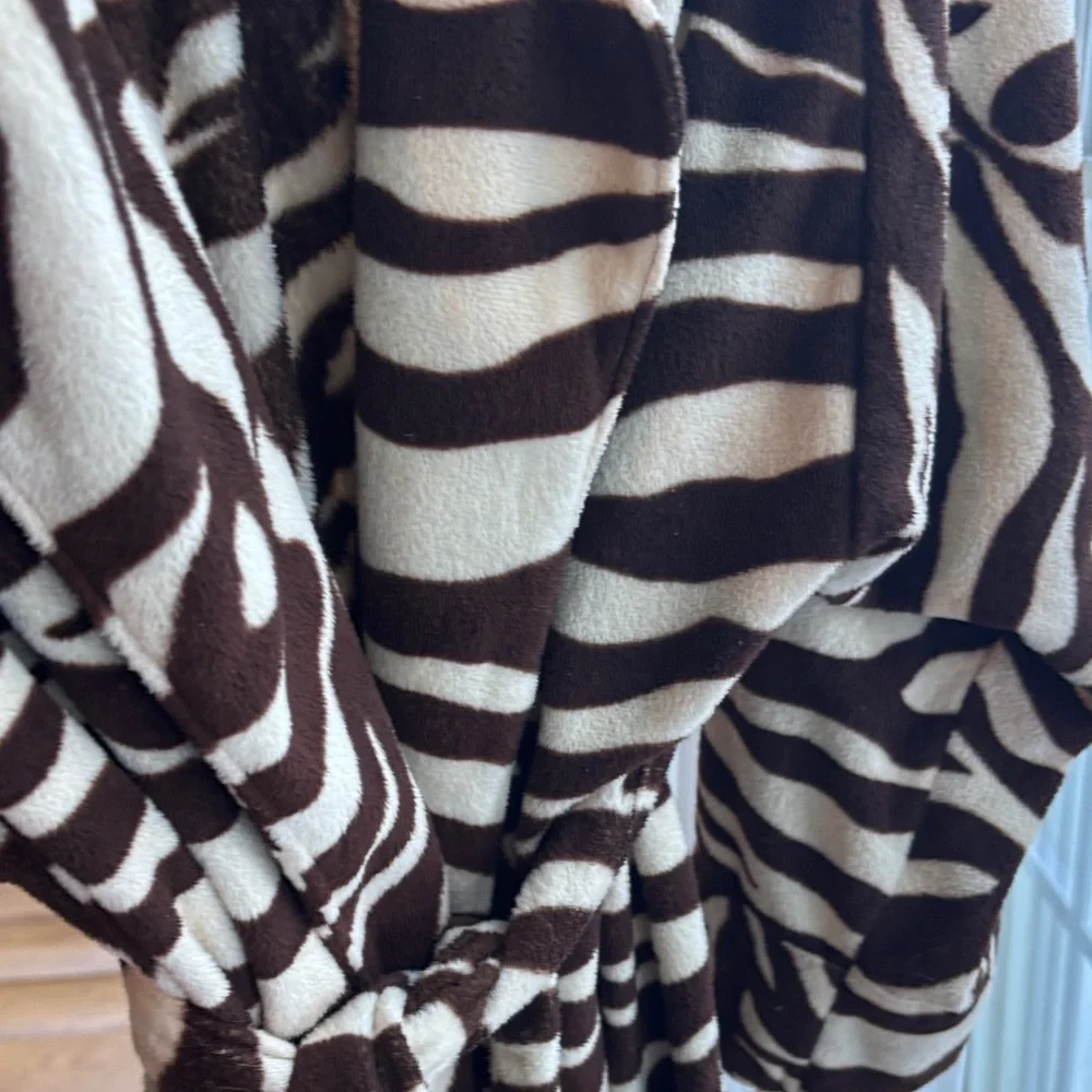 Zebra Print Women's Robe - Picture 4 of 7